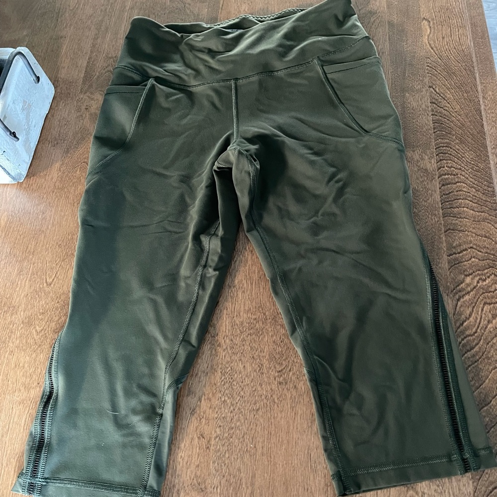 Victoria Sport Capri Leggings